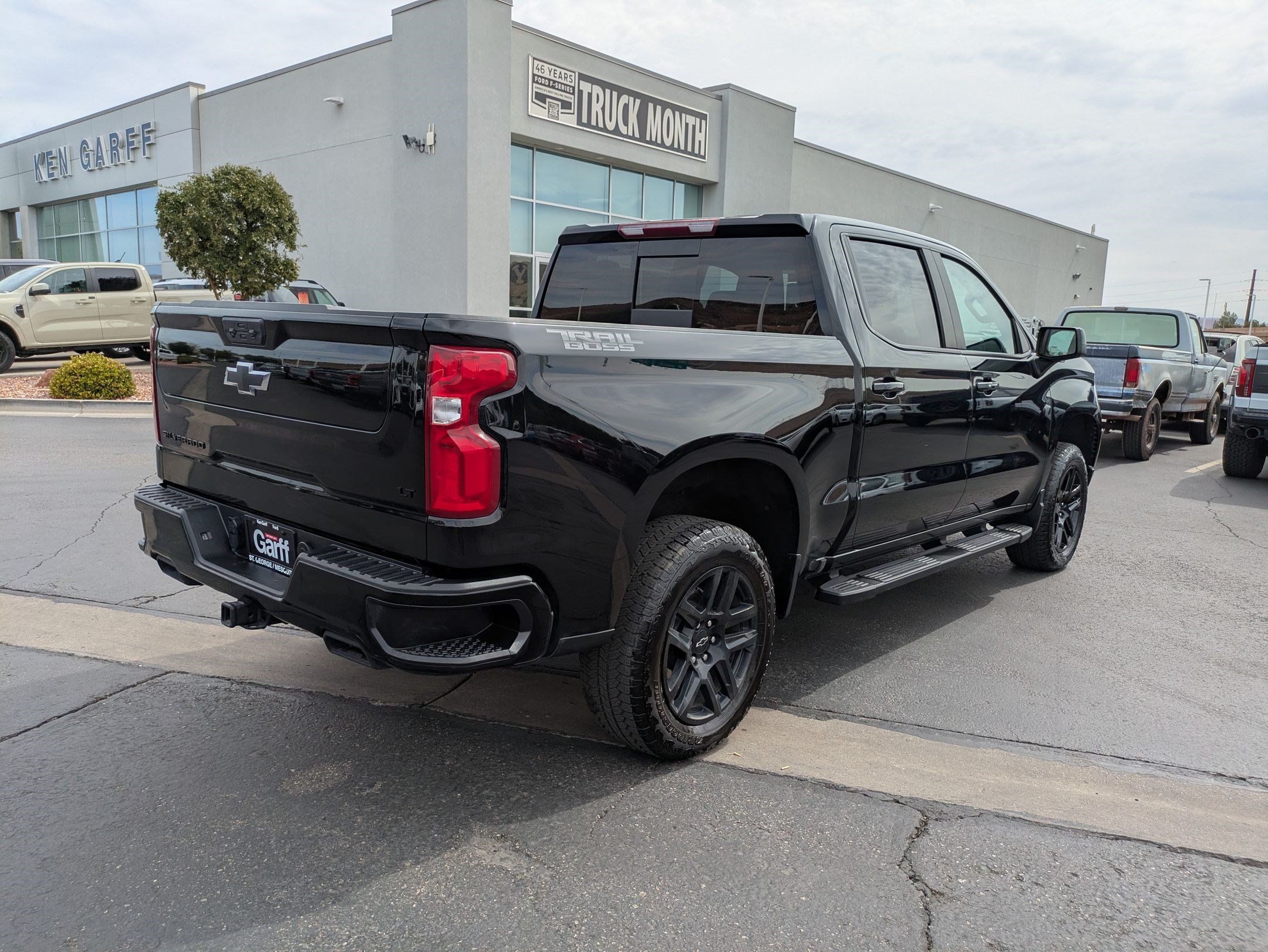 Used 2025 Chevrolet Silverado 1500 LT Trail Boss w/ Convenience Package II AWD/4WD image 3