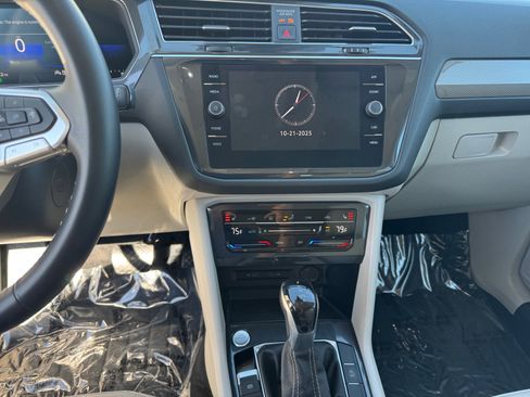 Certified 2022 Volkswagen Tiguan SE image 4