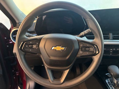 Used 2025 Chevrolet Trax LT image 28