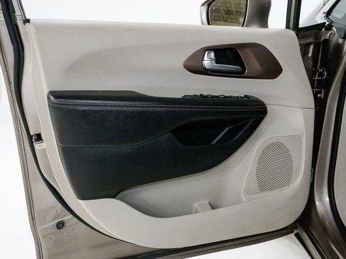 Used 2018 Chrysler Pacifica Touring-L image 7