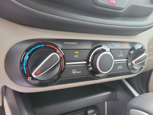 Used 2025 Kia Soul LX FWD image 27