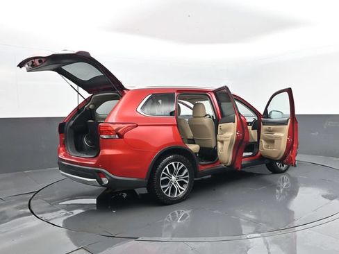 Used 2018 Mitsubishi Outlander GT AWD/4WD image 32