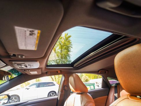 Used 2019 Toyota Avalon Limited image 14