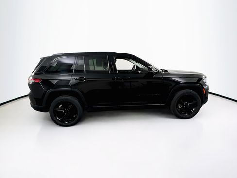 Used 2023 Jeep Grand Cherokee Limited w/ Black Appearance Package AWD/4WD image 4