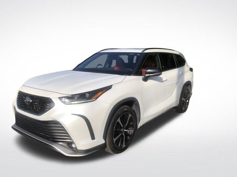 Used 2022 Toyota Highlander XSE FWD image 2