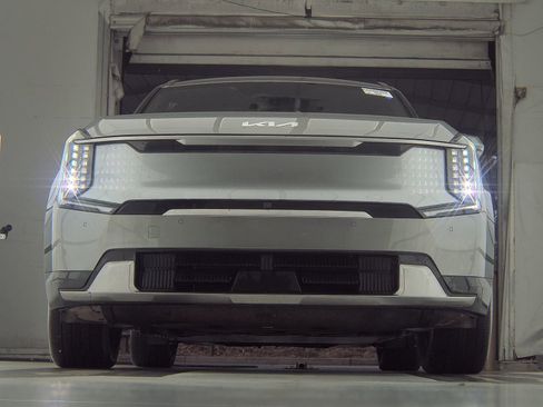 Used 2024 Kia EV9 Land image 5