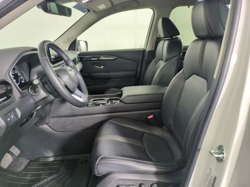 Used 2024 Honda Pilot Touring image 13