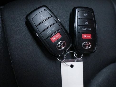 Used 2024 Toyota Highlander XLE FWD image 21