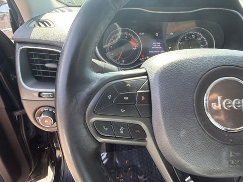 Used 2019 Jeep Cherokee Trailhawk image 27