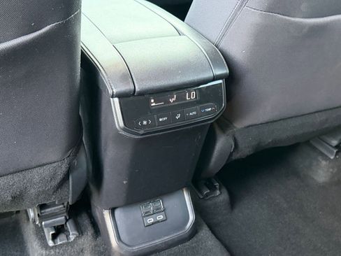 Used 2025 Toyota Highlander LE FWD image 24