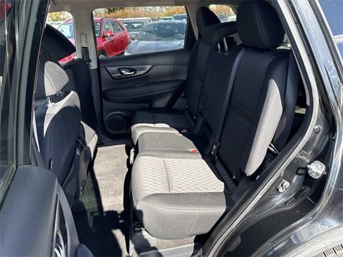 Used 2017 Nissan Rogue SV w/ SV Premium Package image 16