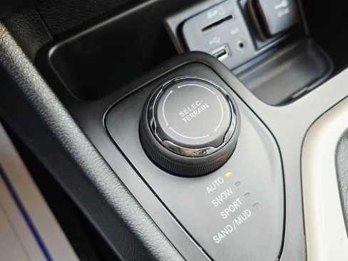 Used 2015 Jeep Cherokee Latitude w/ Cold Weather Group AWD/4WD image 23