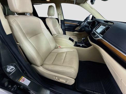 Used 2017 Toyota Highlander Limited Platinum FWD image 19