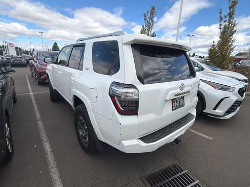 Used 2018 Toyota 4Runner SR5 AWD/4WD image 4