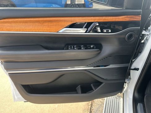 Used 2022 Jeep Grand Wagoneer Series III image 20