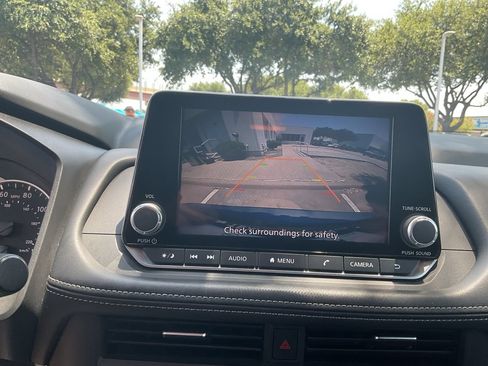 Used 2025 Nissan Rogue SV FWD image 25