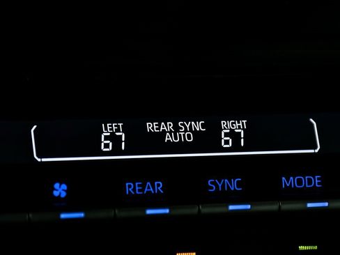 Used 2023 Toyota Sienna Limited image 28