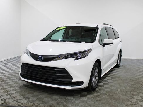 Certified 2021 Toyota Sienna LE image 2