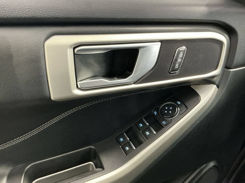 Used 2023 Ford Explorer XLT AWD/4WD image 16