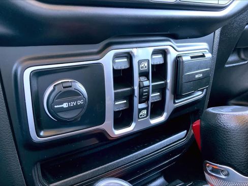 Used 2023 Jeep Wrangler Sahara image 34