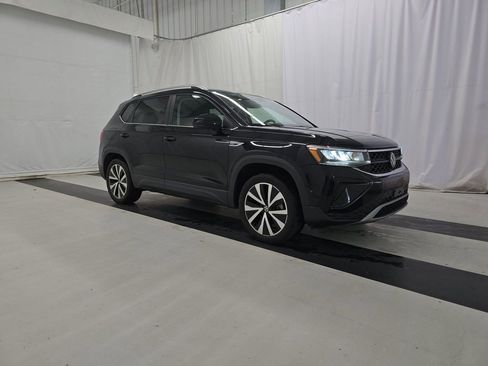 Used 2023 Volkswagen Taos SE image 3