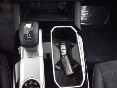 Used 2025 Mitsubishi Outlander AWD image 8