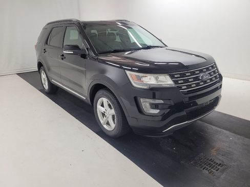 Used 2017 Ford Explorer XLT w/ Equipment Group 202A AWD/4WD image 13