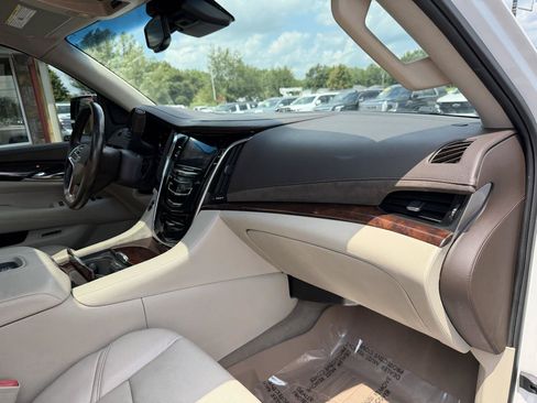 Used 2016 Cadillac Escalade ESV Luxury AWD/4WD image 29