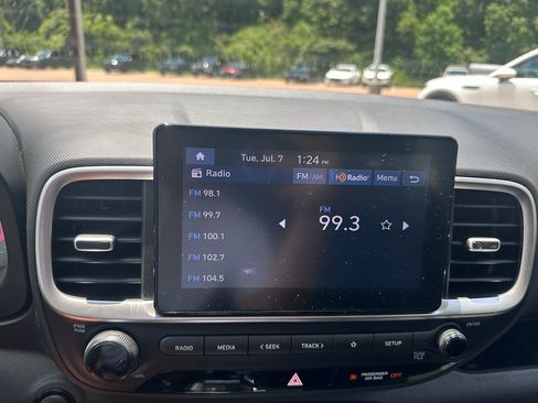 Used 2025 Hyundai Venue SEL FWD image 13