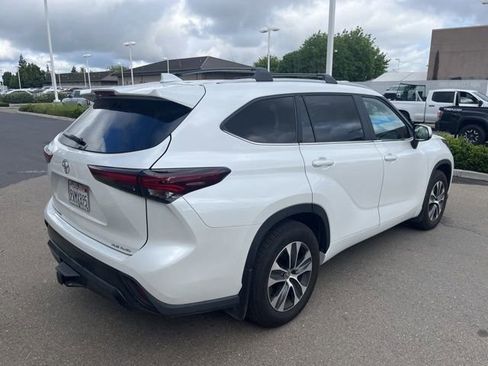 Used 2025 Toyota Highlander XLE image 5