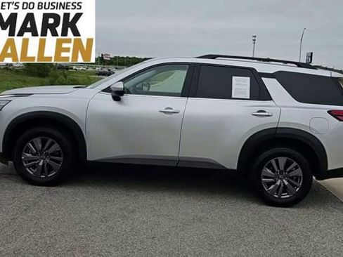 Used 2025 Nissan Pathfinder SV FWD image 5