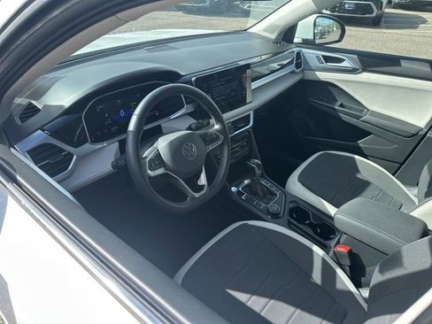 Used 2025 Volkswagen Taos SE AWD/4WD image 10