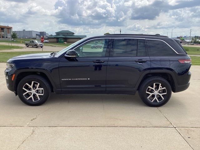 Used 2024 Jeep Grand Cherokee Limited AWD/4WD image 2