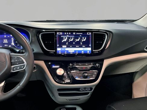 Used 2024 Chrysler Pacifica Touring-L FWD image 7