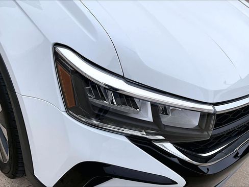 Used 2024 Volkswagen Taos SE image 27