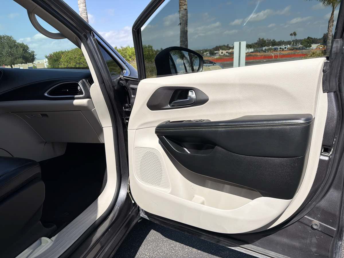 Used 2023 Chrysler Pacifica Touring-L FWD image 20