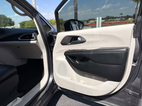 Used 2023 Chrysler Pacifica Touring-L FWD image 20