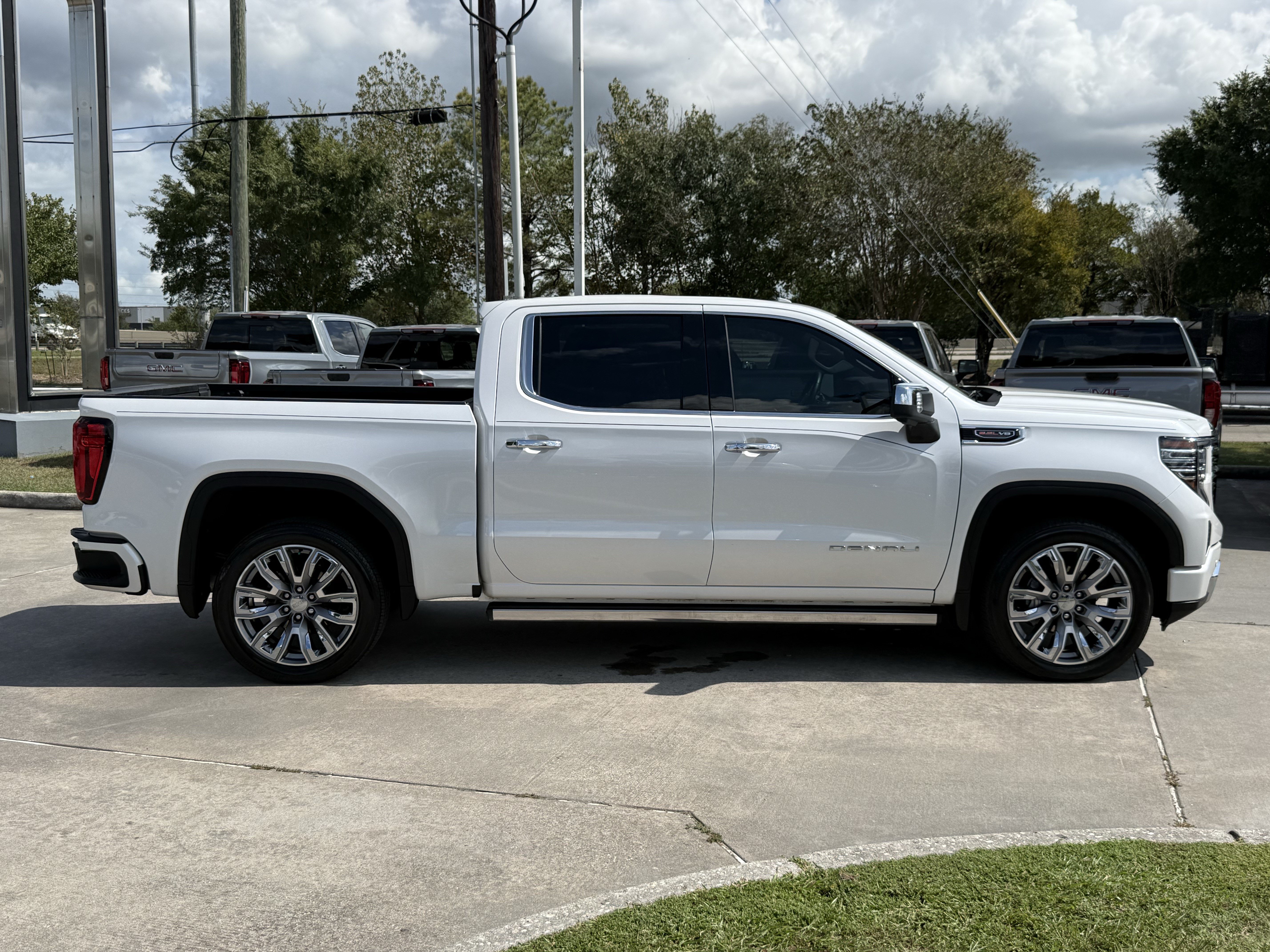 Used 2023 GMC Sierra 1500 Denali w/ Denali Reserve Package AWD/4WD image 3