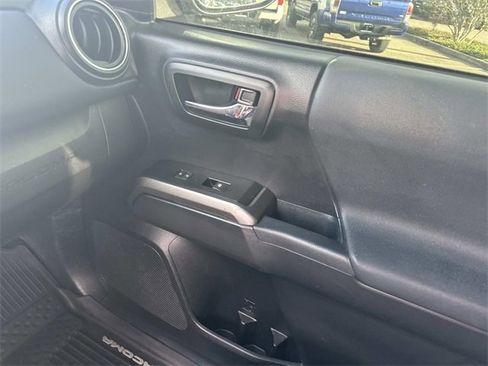 Used 2018 Toyota Tacoma TRD Sport image 21