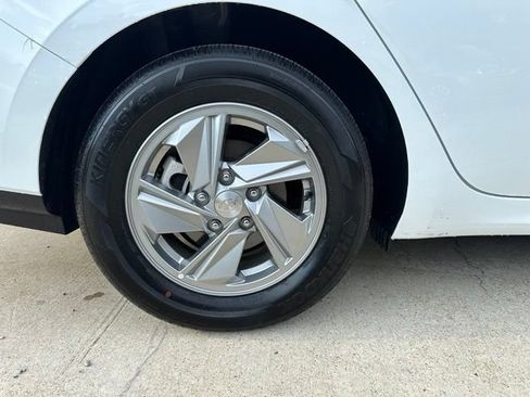 Used 2026 Hyundai Elantra SE FWD image 3