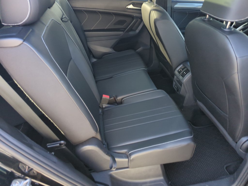 Certified 2023 Volkswagen Tiguan SE R-Line FWD image 34