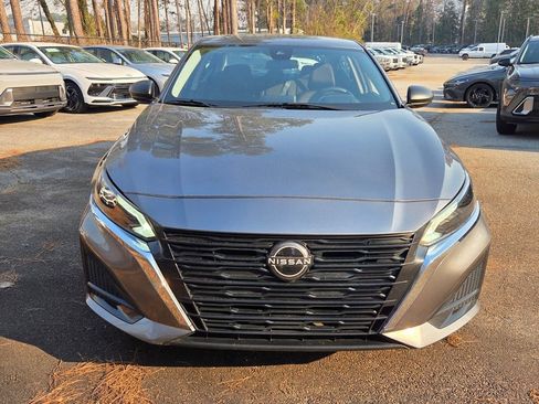 Used 2024 Nissan Altima 2.5 SV image 2