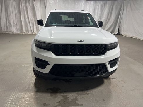 Used 2025 Jeep Grand Cherokee Altitude AWD/4WD image 2