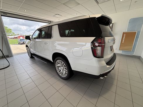 Used 2023 Chevrolet Suburban Premier w/ Advanced Technology Package image 3