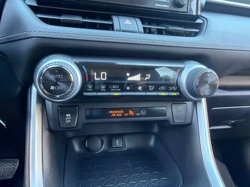 Used 2022 Toyota RAV4 LE AWD/4WD image 12