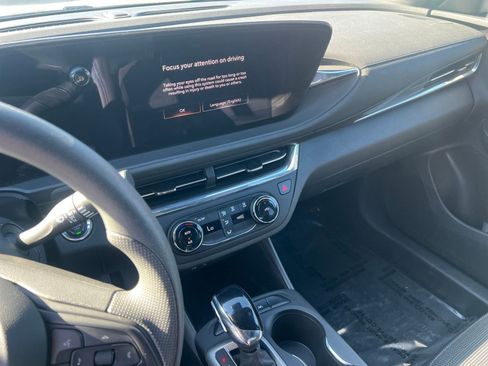 Used 2025 Buick Envista Preferred FWD image 17