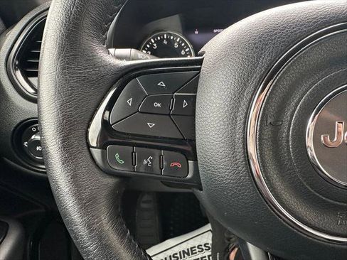 Certified 2022 Jeep Renegade Altitude w/ Convenience Group AWD/4WD image 3