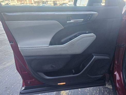 Used 2020 Toyota Highlander Limited image 14