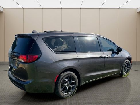 Used 2018 Chrysler Pacifica Touring-L Plus image 16