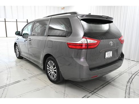 Used 2018 Toyota Sienna XLE image 5